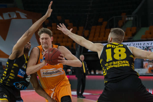 了后防线的 了后防线的